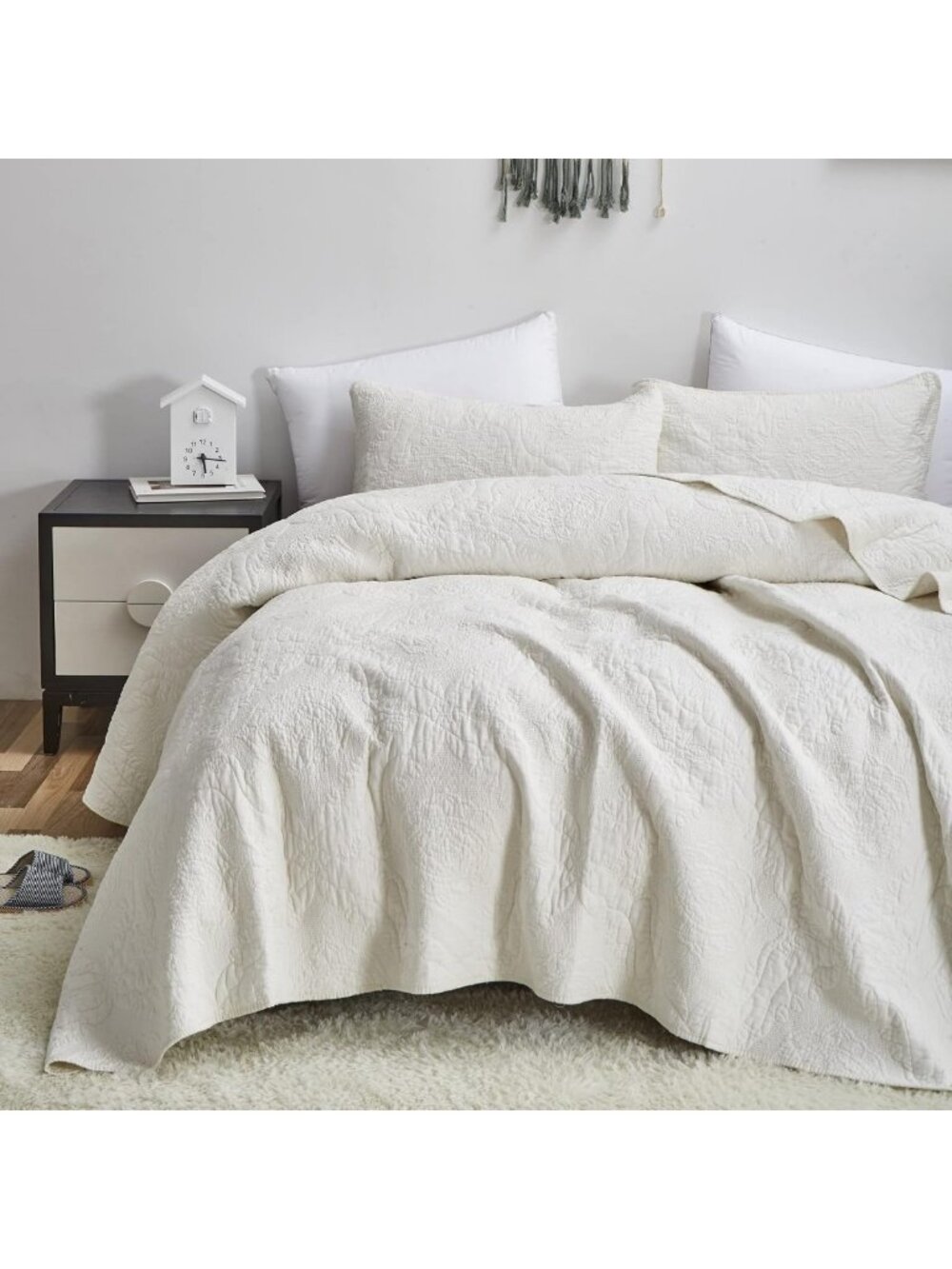Elegant Ivory Damask Paisley Lightweight Coverlet Quilt Set - 3 Piece